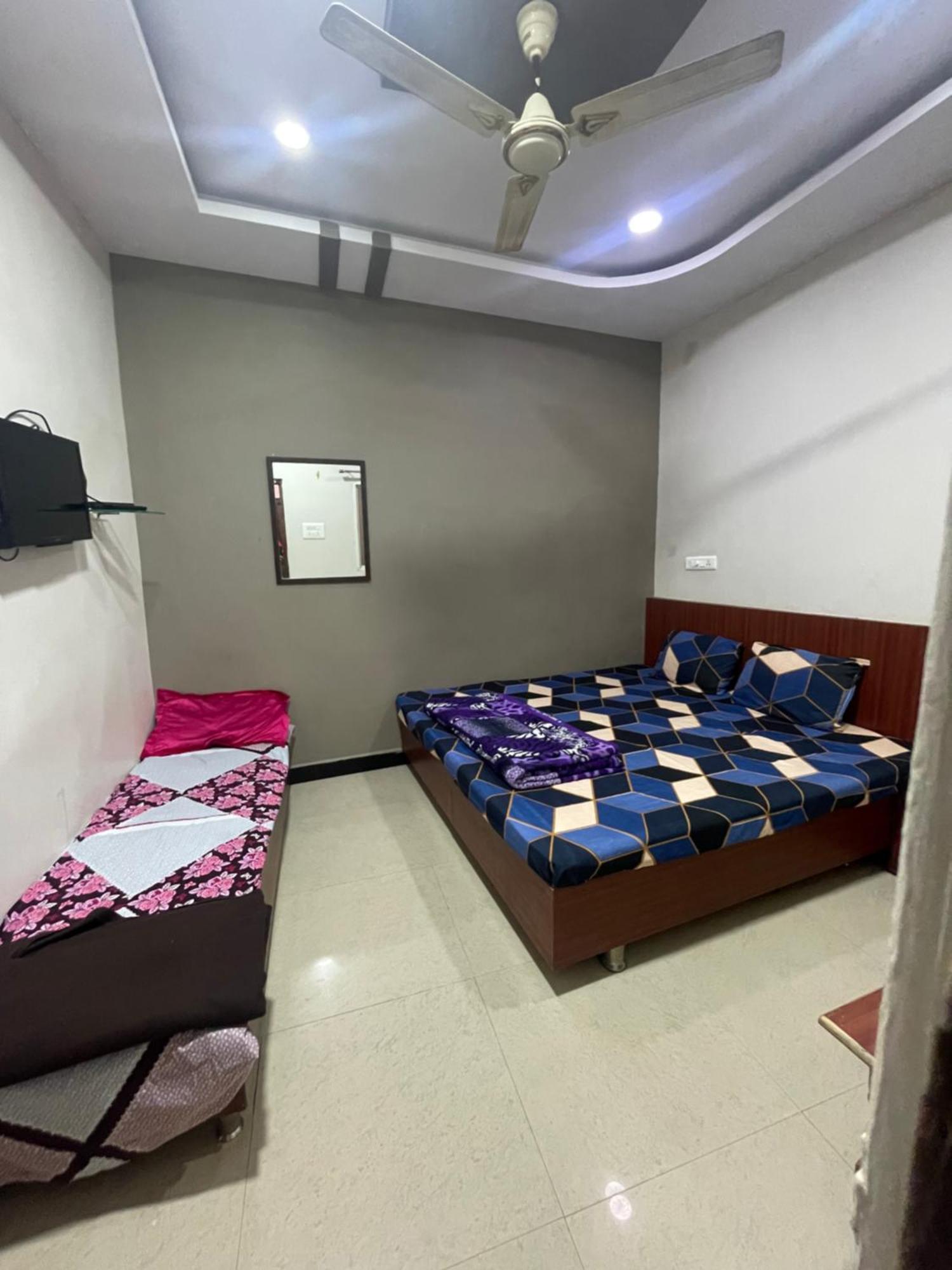 Satguru Guest House อุจเจน ภายนอก รูปภาพ