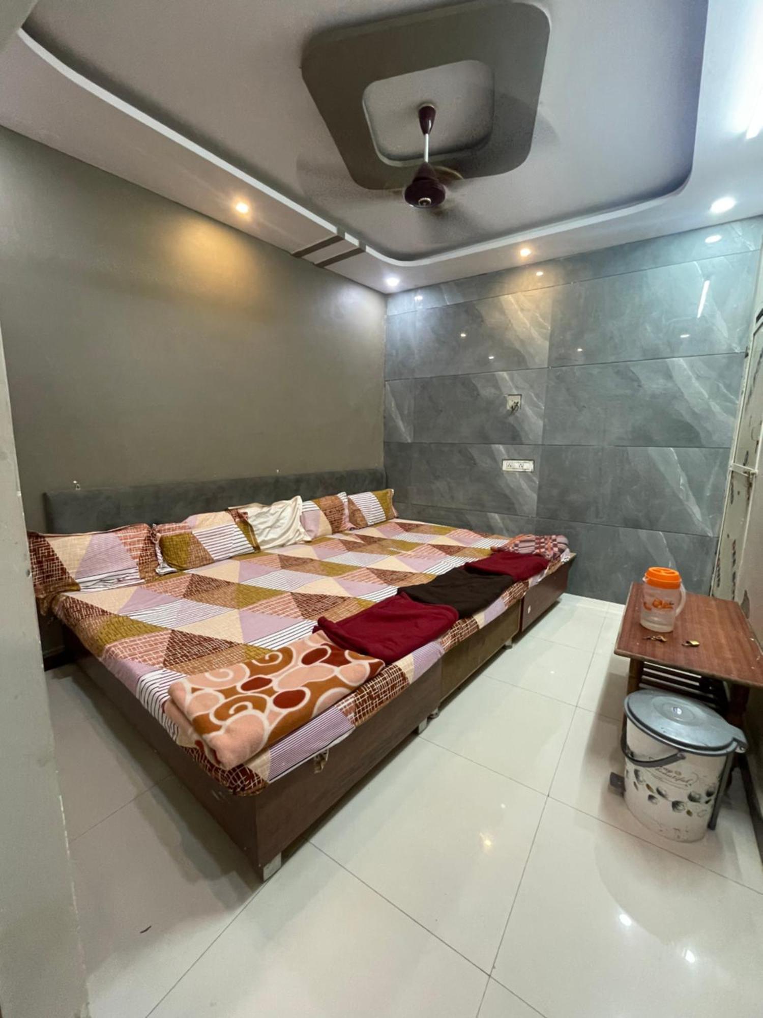 Satguru Guest House อุจเจน ภายนอก รูปภาพ