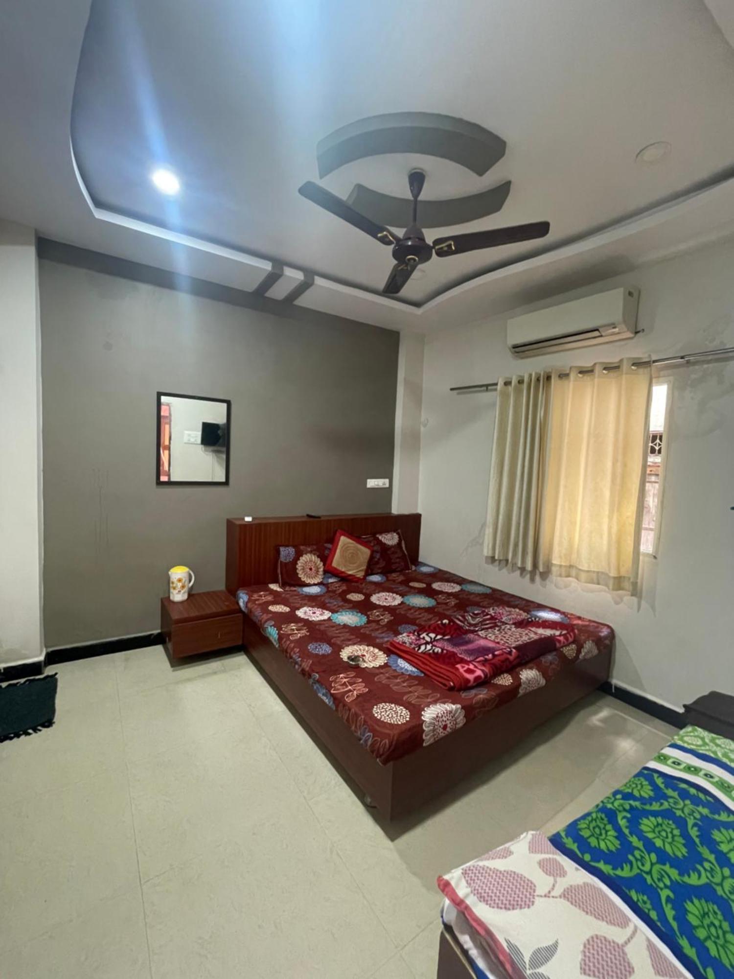 Satguru Guest House อุจเจน ภายนอก รูปภาพ
